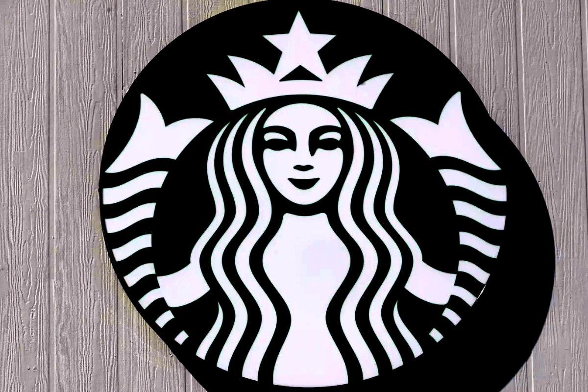 Обнаженная сирена в логотипе Starbucks