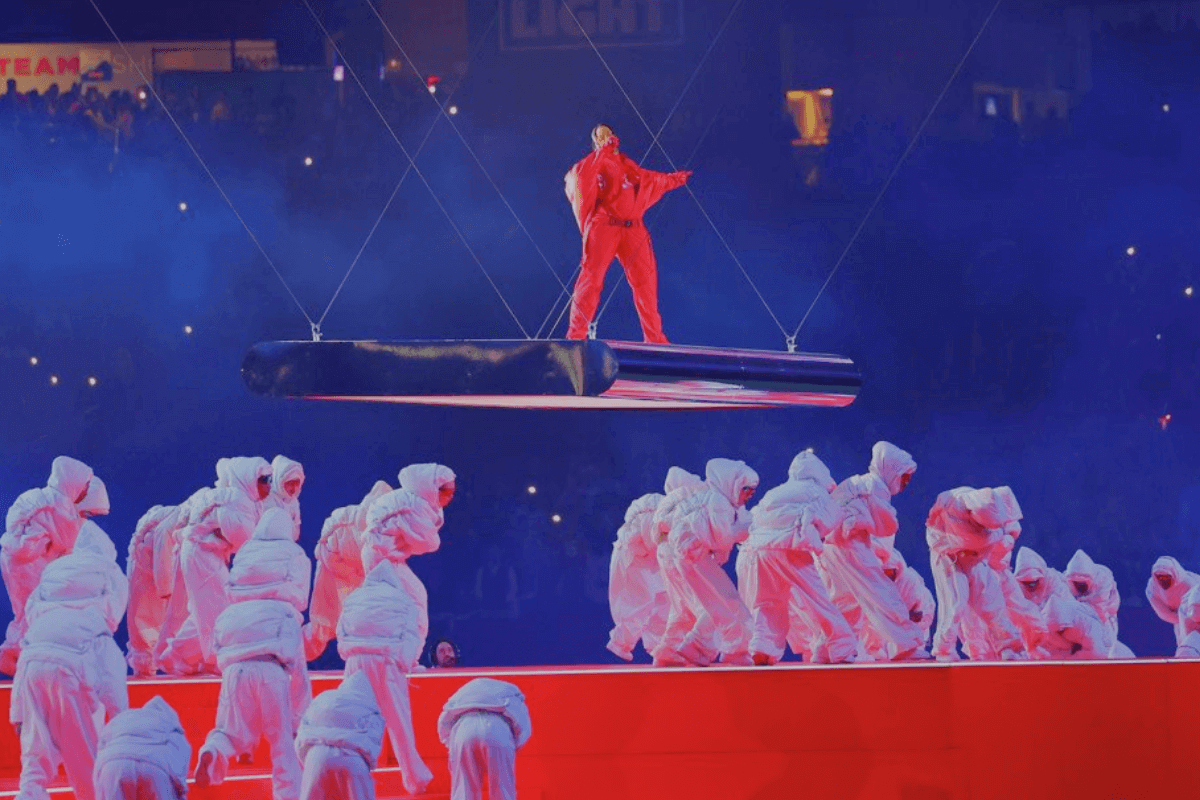12 февраля, Глендейл, Аризона: выступление Рианны на шоу Super Bowl Halftime Show